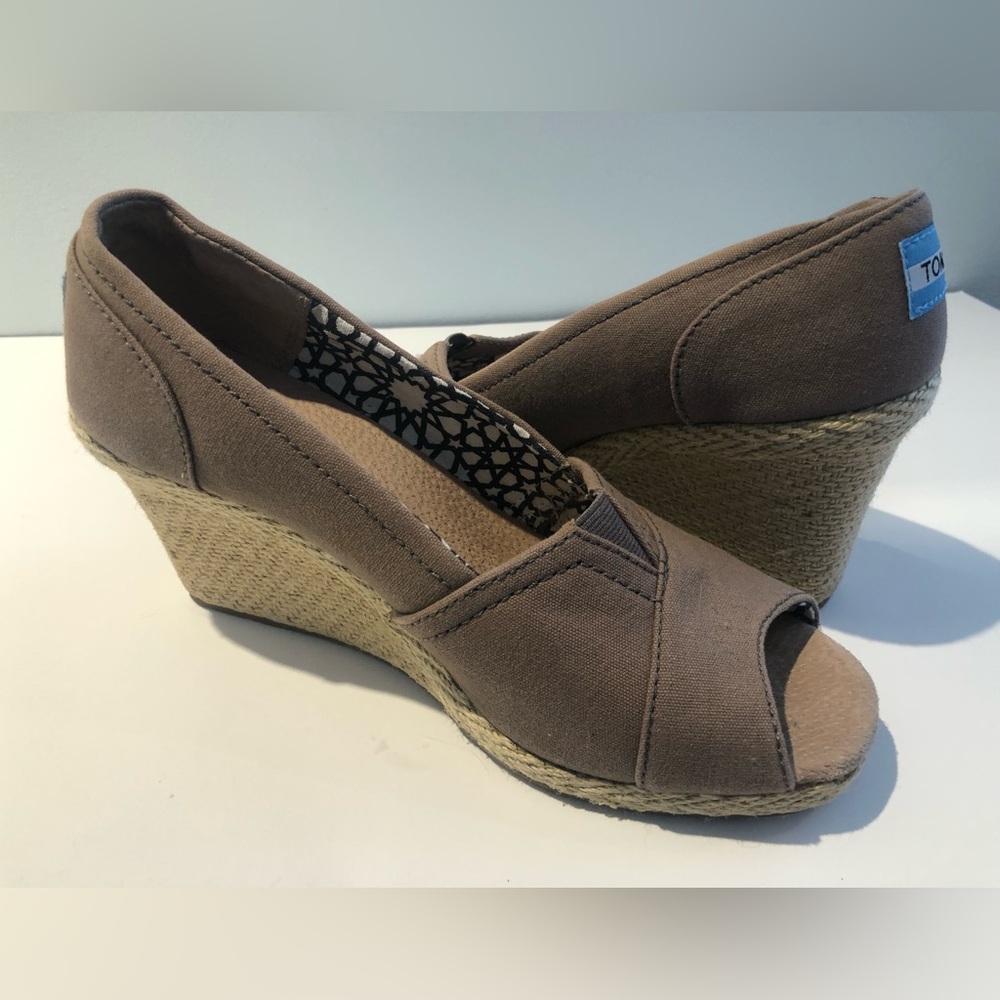 Toms 8 beige wedge espadrilles shoes. Excellent condition